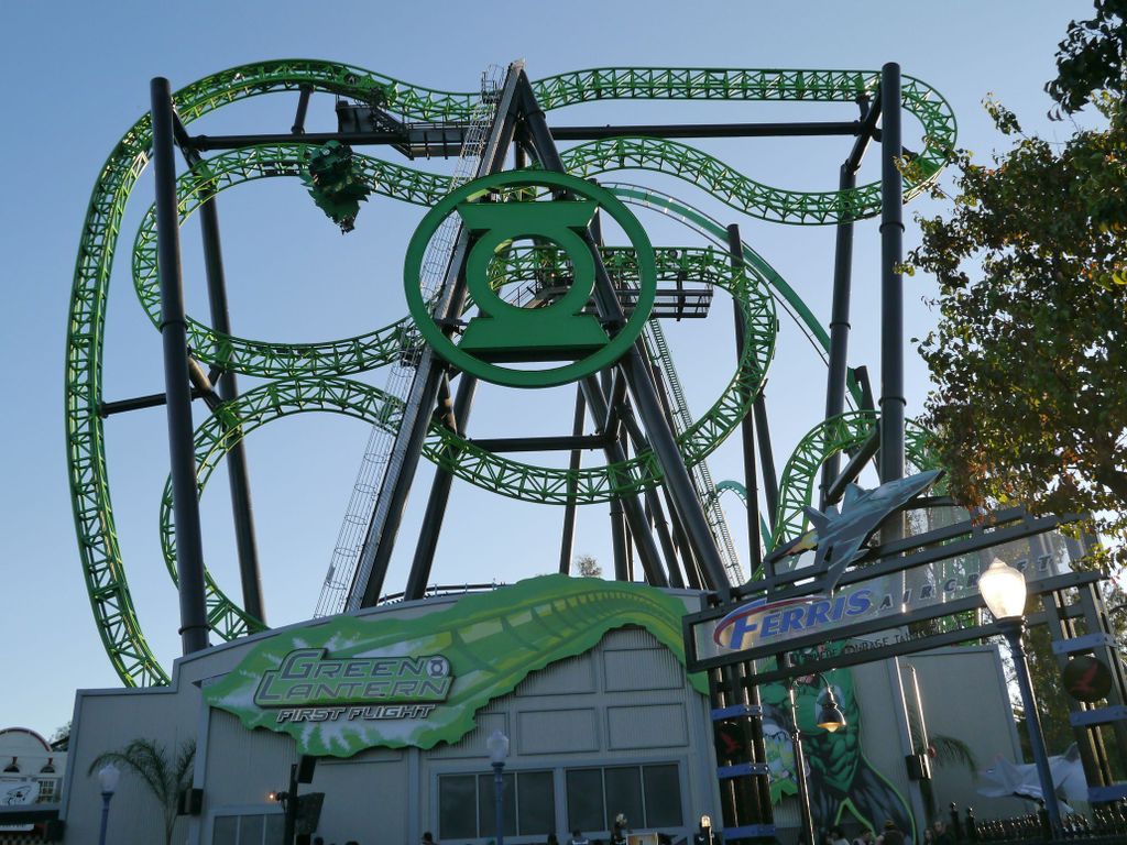 The-new-Green-Lantern-vertical-coaster-n